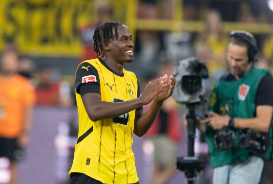 Gittens marcou por duas vezes, o Dortmund venceu o Frankfurt por 2-0